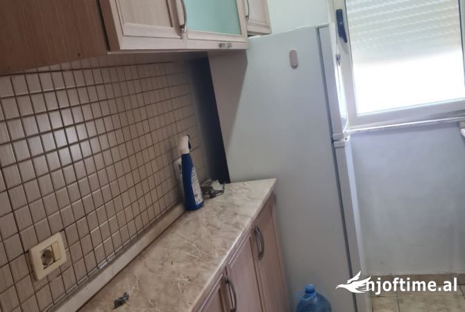 Shtepi me qera Apartament ne Tirane, 2+1, Mobilimi Pjeserisht e mobiluar, Pagesa 700  Euro.