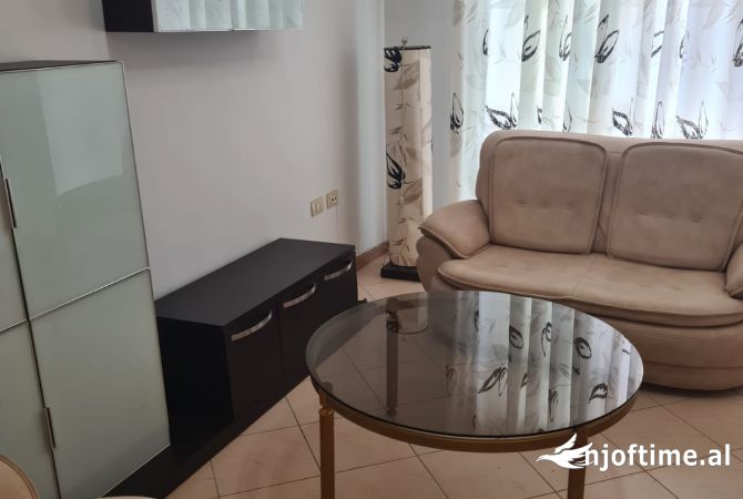 Shtepi me qera Apartament ne Tirane, 2+1, Mobilimi Pjeserisht e mobiluar, Pagesa 700  Euro.