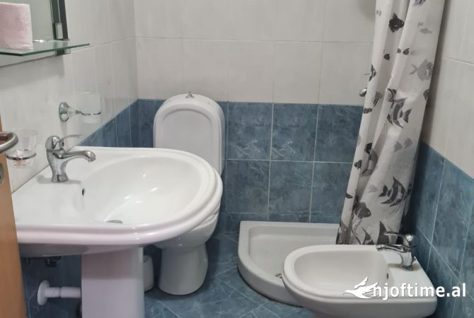 Shtepi me qera Apartament ne Tirane, 2+1, Mobilimi Pjeserisht e mobiluar, Pagesa 700  Euro.