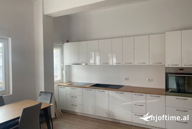 Shtepi me qera Shtepi Private ne Tirane, 1+1, Mobilimi E mobiluar, Pagesa 300  Euro.