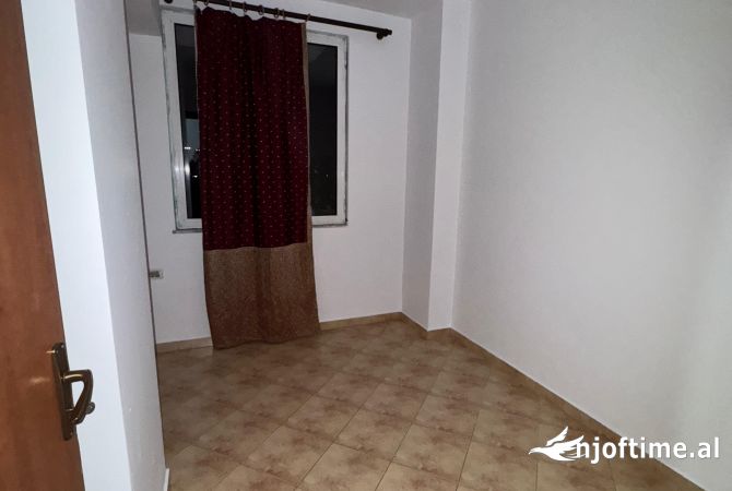 Shtepi me qera Apartament ne Tirane, 3+1, Mobilimi Pjeserisht e mobiluar, Pagesa 35,000  Leke.