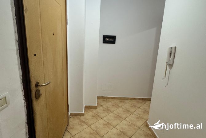 Shtepi me qera Apartament ne Tirane, 3+1, Mobilimi Pjeserisht e mobiluar, Pagesa 35,000  Leke.