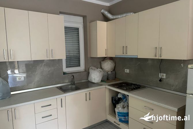 Shtepi me qera Shtepi Private ne Tirane, 1+1, Mobilimi E mobiluar, Pagesa 300  Euro.