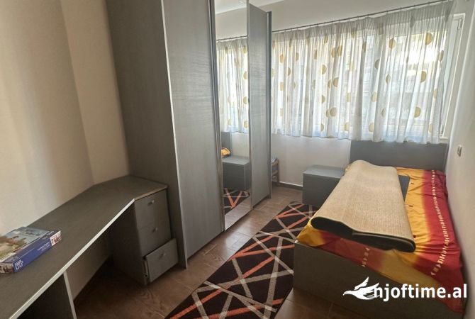 Shtepi me qera Apartament ne Tirane, 3+1, Mobilimi E mobiluar, Pagesa 500  Euro.