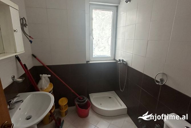 Shtepi me qera Apartament ne Tirane, 3+1, Mobilimi E mobiluar, Pagesa 500  Euro.