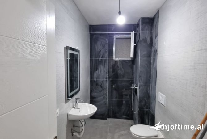Shtepi me qera Apartament ne Tirane, 2+1, Mobilimi Pjeserisht e mobiluar, Pagesa 650  Euro.