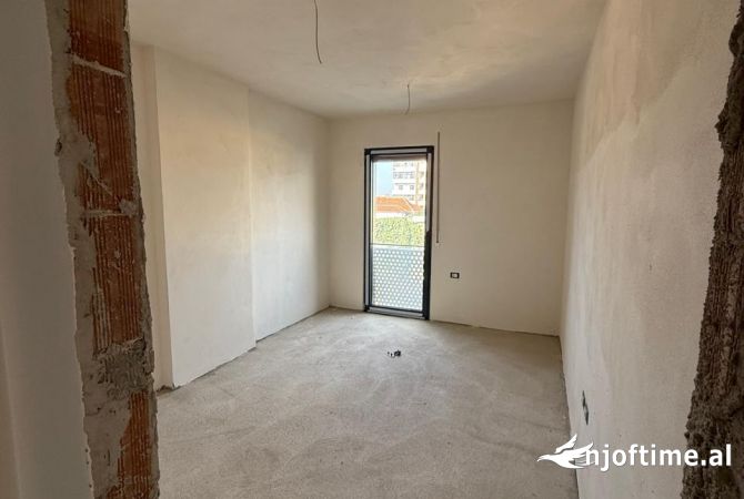 Shtepi ne shitje Apartament ne Tirane, 2+1, Mobilimi Bosh, pa mobiluar, Pagesa 171,735  Euro.