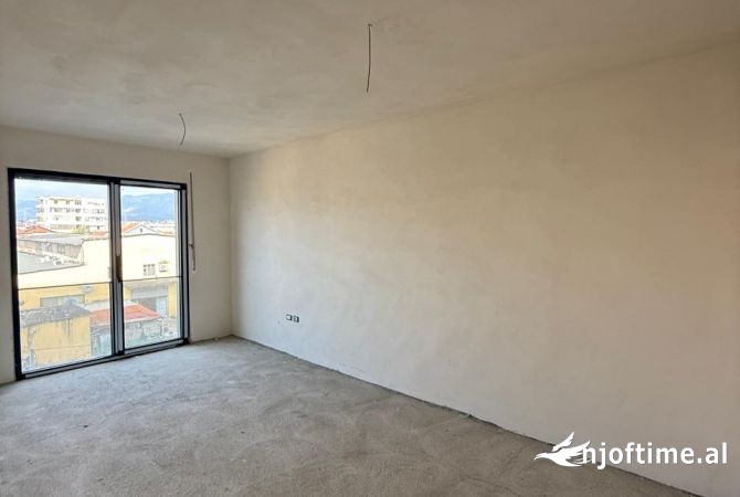 Shtepi ne shitje Apartament ne Tirane, 2+1, Mobilimi Bosh, pa mobiluar, Pagesa 171,735  Euro.