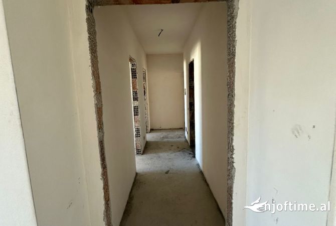 Shtepi ne shitje Apartament ne Tirane, 2+1, Mobilimi Bosh, pa mobiluar, Pagesa 86,343  Euro.