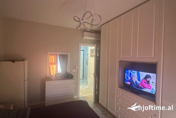 Shtepi ne shitje Apartament ne Tirane, 1+1, Mobilimi E mobiluar, Pagesa 150,000  Euro.