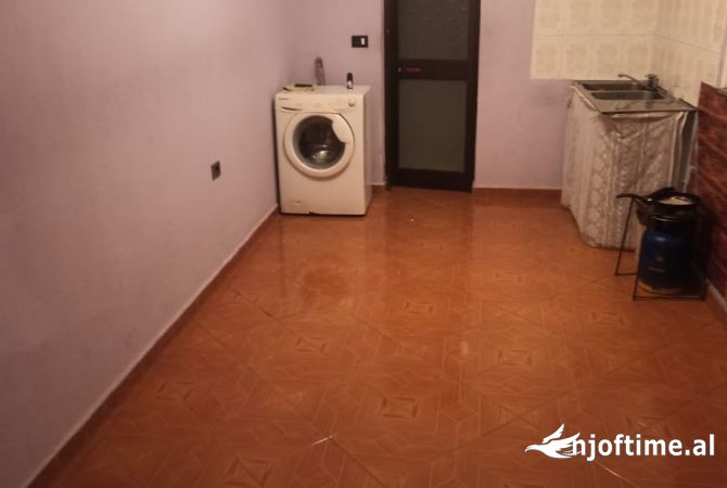 Shtepi me qera Shtepi Private ne Tirane, 2+1, Mobilimi E mobiluar, Pagesa 300  Euro.