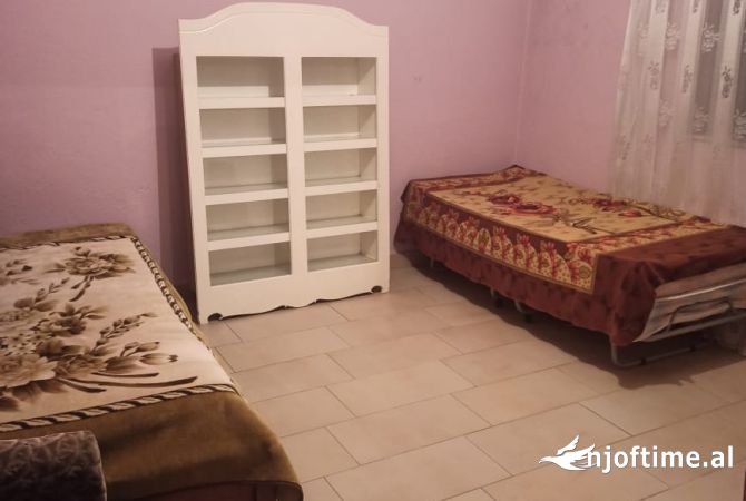 Shtepi me qera Shtepi Private ne Tirane, 2+1, Mobilimi E mobiluar, Pagesa 300  Euro.