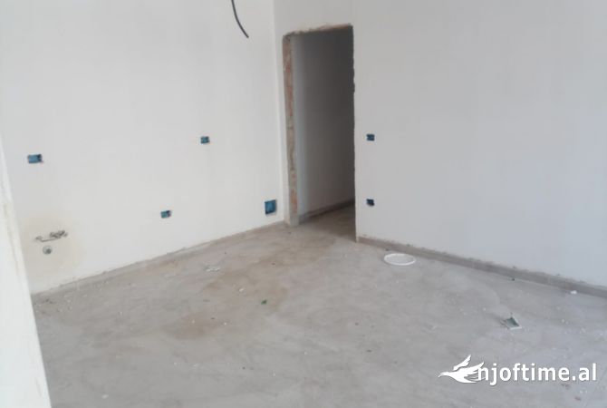 Shtepi ne shitje Apartament ne Tirane, 2+1, Mobilimi Bosh, pa mobiluar, Pagesa 73,720  Euro.