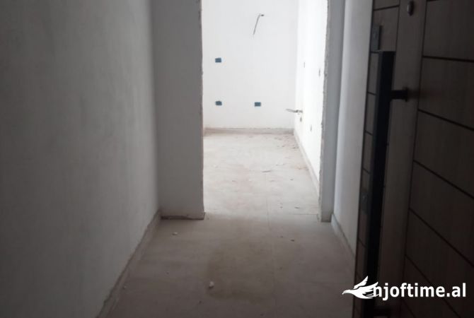 Shtepi ne shitje Apartament ne Tirane, 2+1, Mobilimi Bosh, pa mobiluar, Pagesa 73,720  Euro.