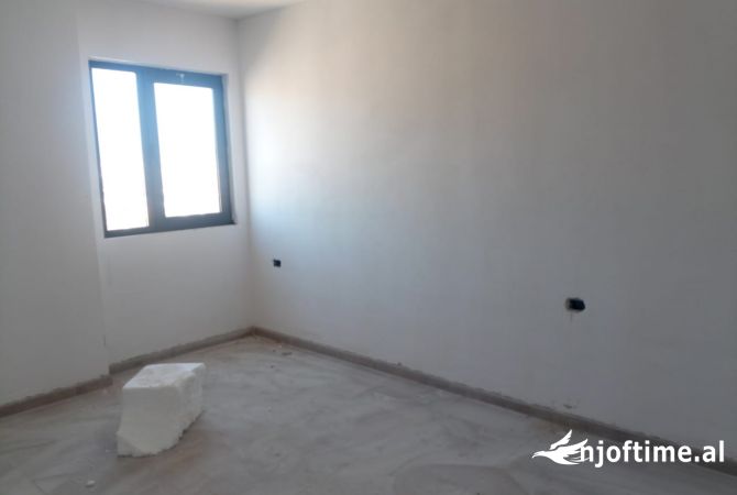 Shtepi ne shitje Apartament ne Tirane, 2+1, Mobilimi Bosh, pa mobiluar, Pagesa 73,720  Euro.
