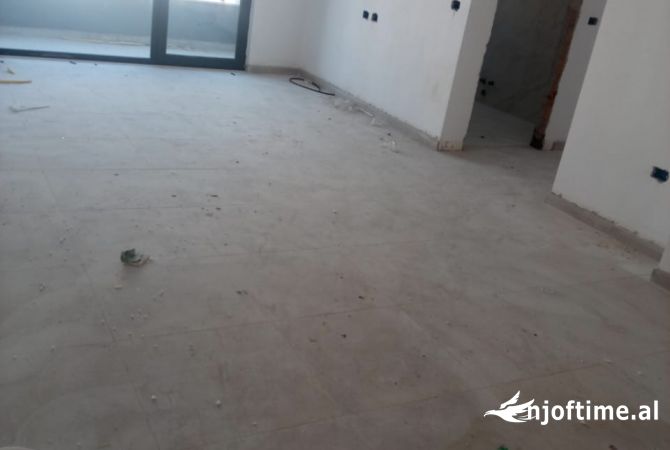 Shtepi ne shitje Apartament ne Tirane, 2+1, Mobilimi Bosh, pa mobiluar, Pagesa 73,720  Euro.