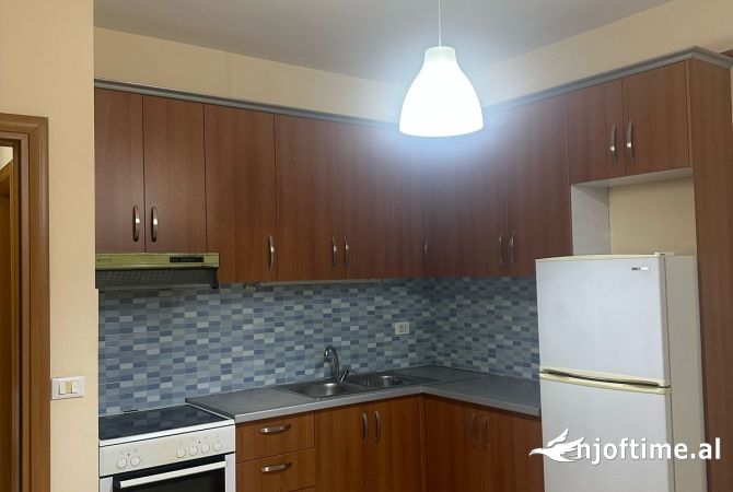 Shtepi me qera Apartament ne Tirane, 1+1, Mobilimi E mobiluar, Pagesa 450  Euro.