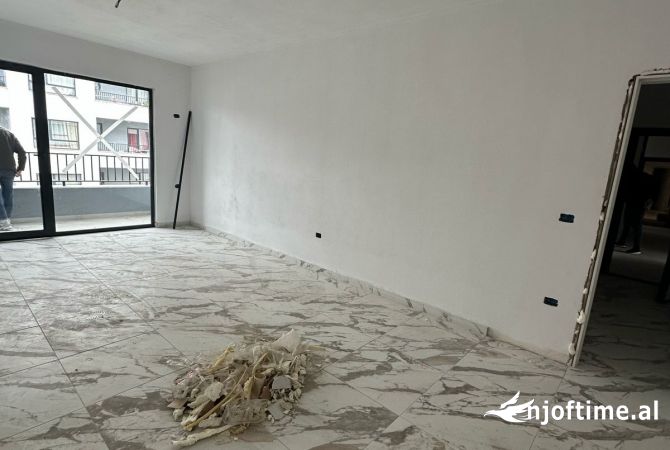 Shtepi ne shitje Apartament ne Tirane, 2+1, Mobilimi Bosh, pa mobiluar, Pagesa 84,000  Euro.