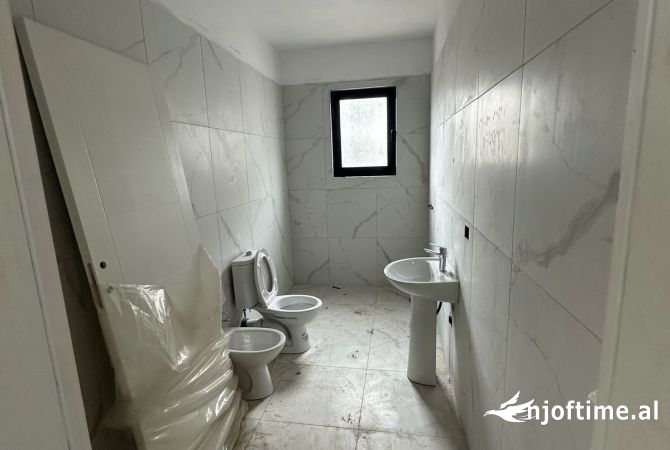 Shtepi ne shitje Apartament ne Tirane, 2+1, Mobilimi Bosh, pa mobiluar, Pagesa 84,000  Euro.