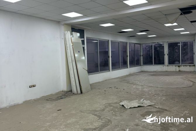 Ambient biznesi me qera 3+1 ne Tirane - 1,600 Euro