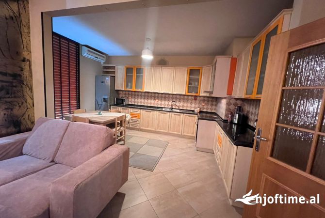 Shtepi me qera Apartament ne Tirane, 3+1, Mobilimi E mobiluar, Pagesa 1,000  Euro.