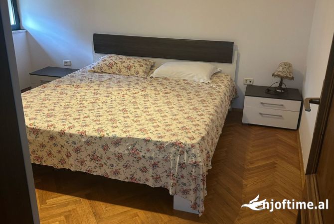 Shtepi me qera Apartament ne Tirane, 2+1, Mobilimi E mobiluar, Pagesa 700  Euro.