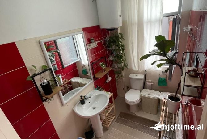 Shtepi ne shitje Apartament ne Tirane, 2+1, Mobilimi E mobiluar, Pagesa 215,000  Euro.
