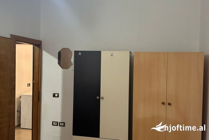 Shtepi me qera Shtepi Private ne Tirane, 1+1, Mobilimi E mobiluar, Pagesa 300  Euro.