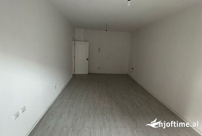 Shtepi ne shitje Apartament ne Tirane, 3+1, Mobilimi Bosh, pa mobiluar, Pagesa 160,000  Euro.