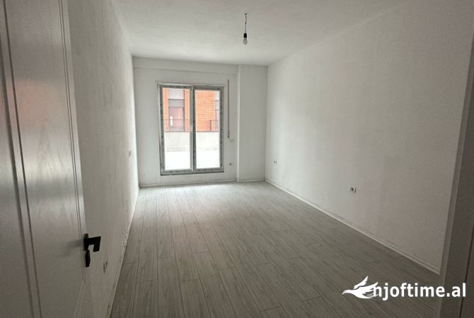 Shtepi ne shitje Apartament ne Tirane, 3+1, Mobilimi Bosh, pa mobiluar, Pagesa 160,000  Euro.