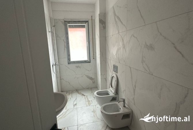 Shtepi ne shitje Apartament ne Tirane, 3+1, Mobilimi Bosh, pa mobiluar, Pagesa 160,000  Euro.