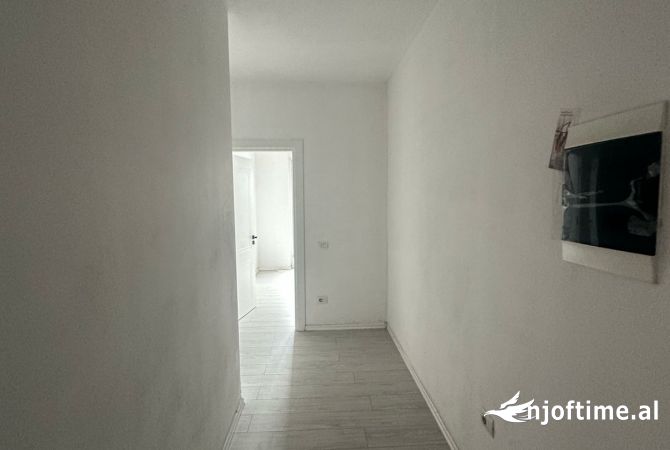 Shtepi ne shitje Apartament ne Tirane, 3+1, Mobilimi Bosh, pa mobiluar, Pagesa 160,000  Euro.