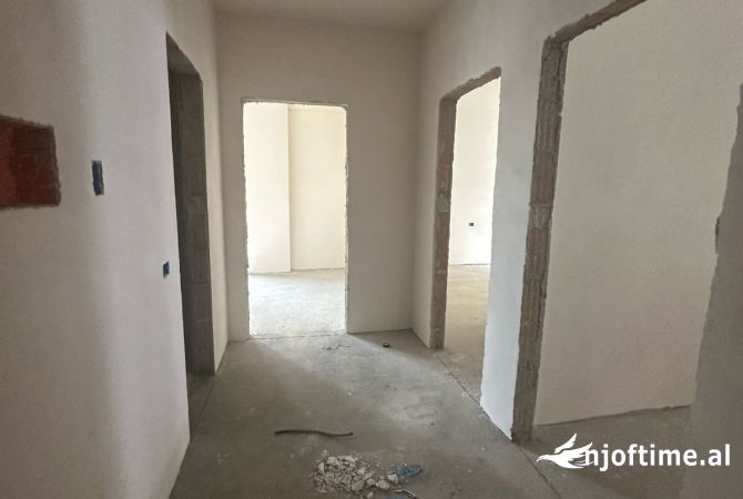 Shtepi ne shitje Apartament ne Tirane, 3+1, Mobilimi Bosh, pa mobiluar, Pagesa 105,451  Euro.