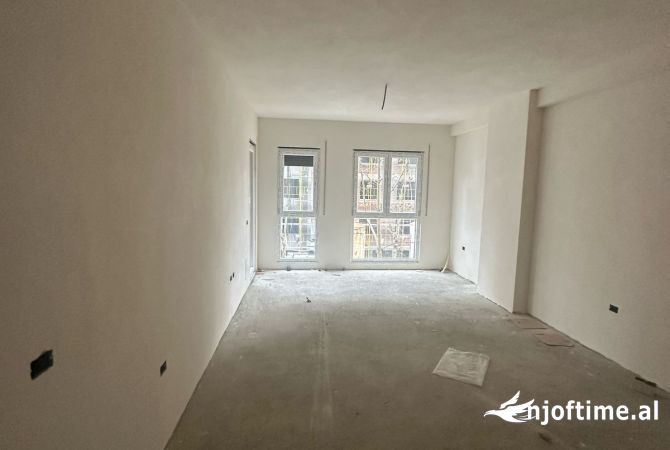 Shtepi ne shitje Apartament ne Tirane, 2+1, Mobilimi Bosh, pa mobiluar, Pagesa 92,905  Euro.