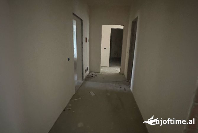 Shtepi ne shitje Apartament ne Tirane, 2+1, Mobilimi Bosh, pa mobiluar, Pagesa 92,905  Euro.
