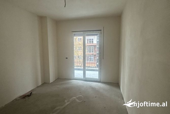 Shtepi ne shitje Apartament ne Tirane, 2+1, Mobilimi Bosh, pa mobiluar, Pagesa 92,905  Euro.