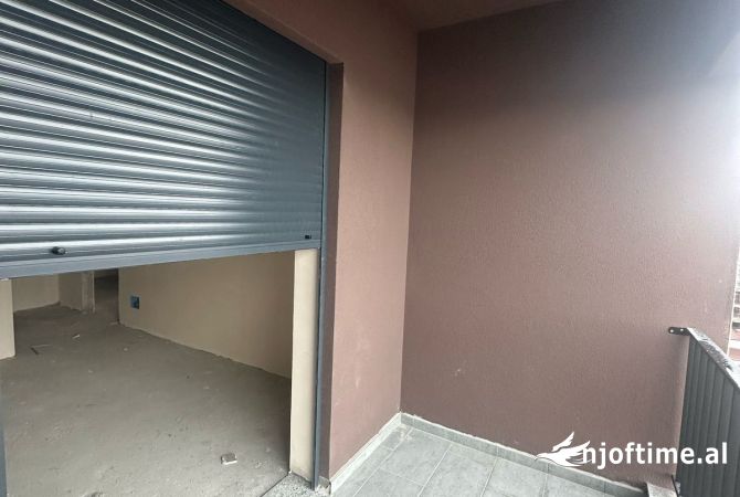 Shtepi ne shitje Apartament ne Tirane, 2+1, Mobilimi Bosh, pa mobiluar, Pagesa 82,943  Euro.