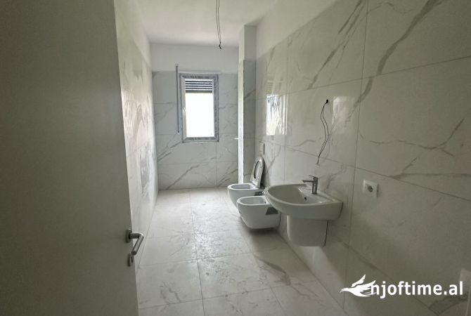 Shtepi ne shitje Apartament ne Tirane, 2+1, Mobilimi Bosh, pa mobiluar, Pagesa 95,710  Euro.