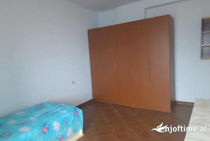 Shtepi me qera Apartament ne Tirane, 3+1, Mobilimi E mobiluar, Pagesa 400  Euro.