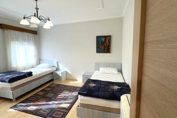 Shtepi me qera Vila Luksoze ne Tirane, 3+1, Mobilimi E mobiluar, Pagesa 900  Euro.