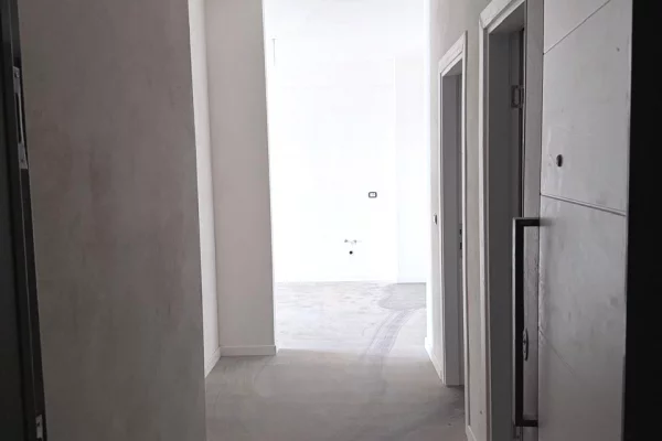 Shtepi ne shitje Apartament ne Tirane, 3+1, Mobilimi Bosh, pa mobiluar, Pagesa 197,920  Euro.