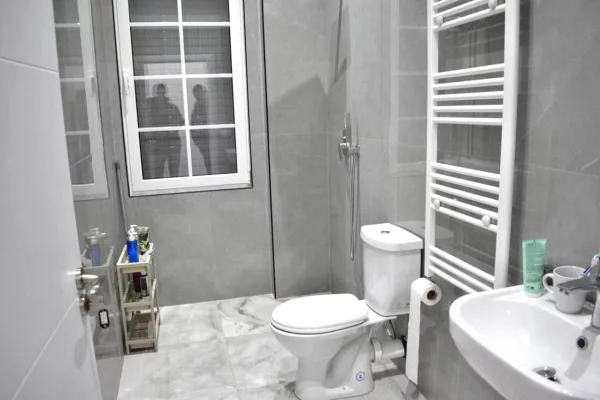 Shtepi me qera 4+1 ne Tirane - 1,500 Euro