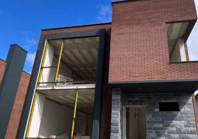 Shtepi ne shitje Vila Luksoze ne Tirane, 4+1, Mobilimi Bosh, pa mobiluar, Pagesa 450,000  Euro.