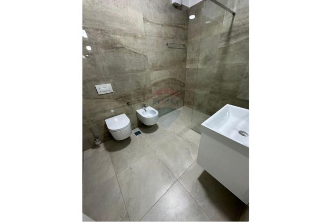 Shtepi me qera Apartament ne Tirane, 2+1, Mobilimi Pjeserisht e mobiluar, Pagesa 800  Euro.