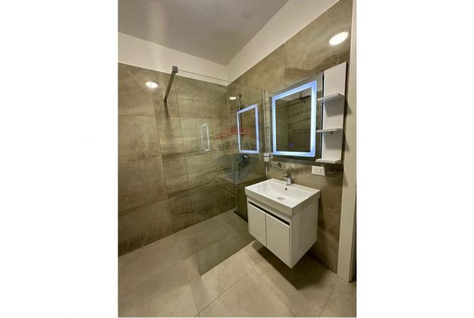 Shtepi me qera Apartament ne Tirane, 2+1, Mobilimi Pjeserisht e mobiluar, Pagesa 800  Euro.