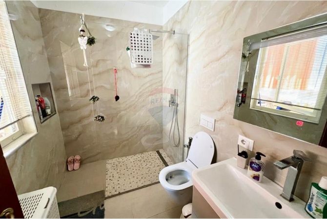 Shtepi me qera Apartament ne Tirane, 3+1, Mobilimi E mobiluar, Pagesa 650  Euro.