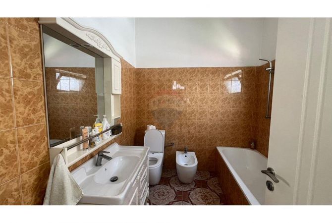 Shtepi me qera Apartament ne Tirane, 2+1, Mobilimi E mobiluar, Pagesa 700  Euro.