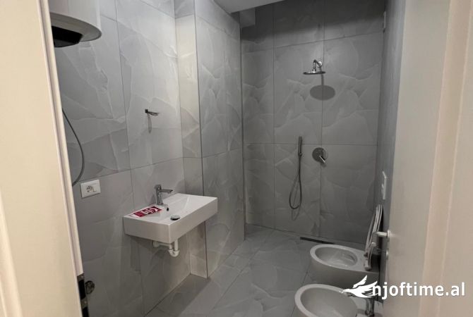 Shtepi ne shitje Apartament ne Tirane, 2+1, Mobilimi Bosh, pa mobiluar, Pagesa 134,090  Euro.