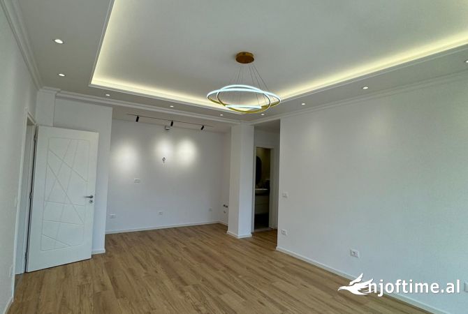Shtepi ne shitje Apartament ne Tirane, 2+1, Mobilimi Bosh, pa mobiluar, Pagesa 210,090  Euro.