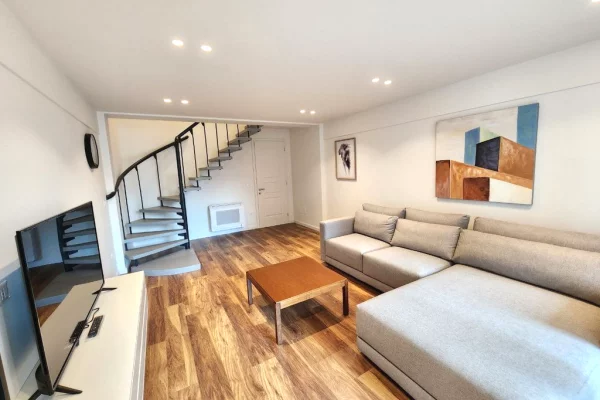 Shtepi me qera Duplex(shtepi me 2 kate) ne Tirane, 2+1, Mobilimi E mobiluar, Pagesa 1,100  Euro.